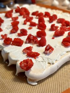 Napper de chantilly et couvrir de framboises