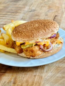 Burger au poisson, fromage, cornichon, oignon