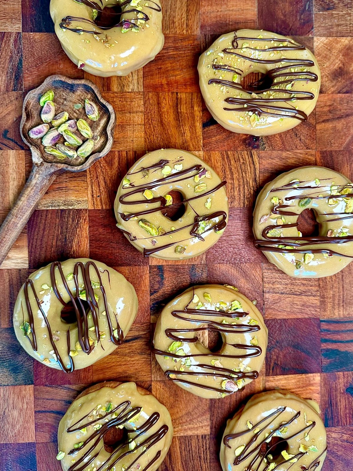 Plateau de donuts maison moelleux, nappage pistache et chocolat noir