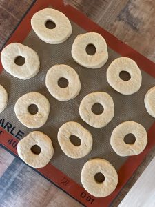 Donuts avant cuisson en friteuse