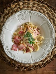 Poêlée de spatzle, lardons, crème et persil