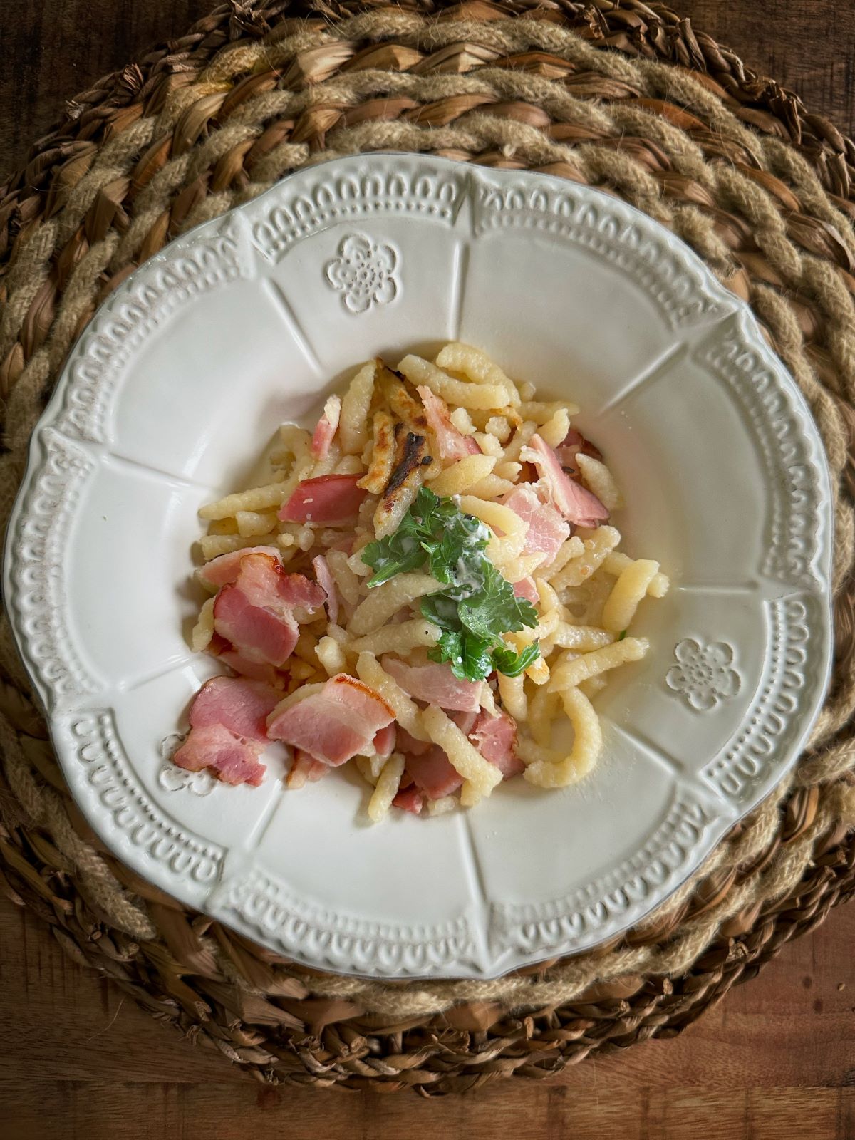 Poêlée de spaetzles avec poitrine fumée et crème au persil