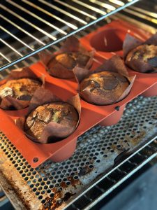 Cuisson des muffins pépites 3 chocolats