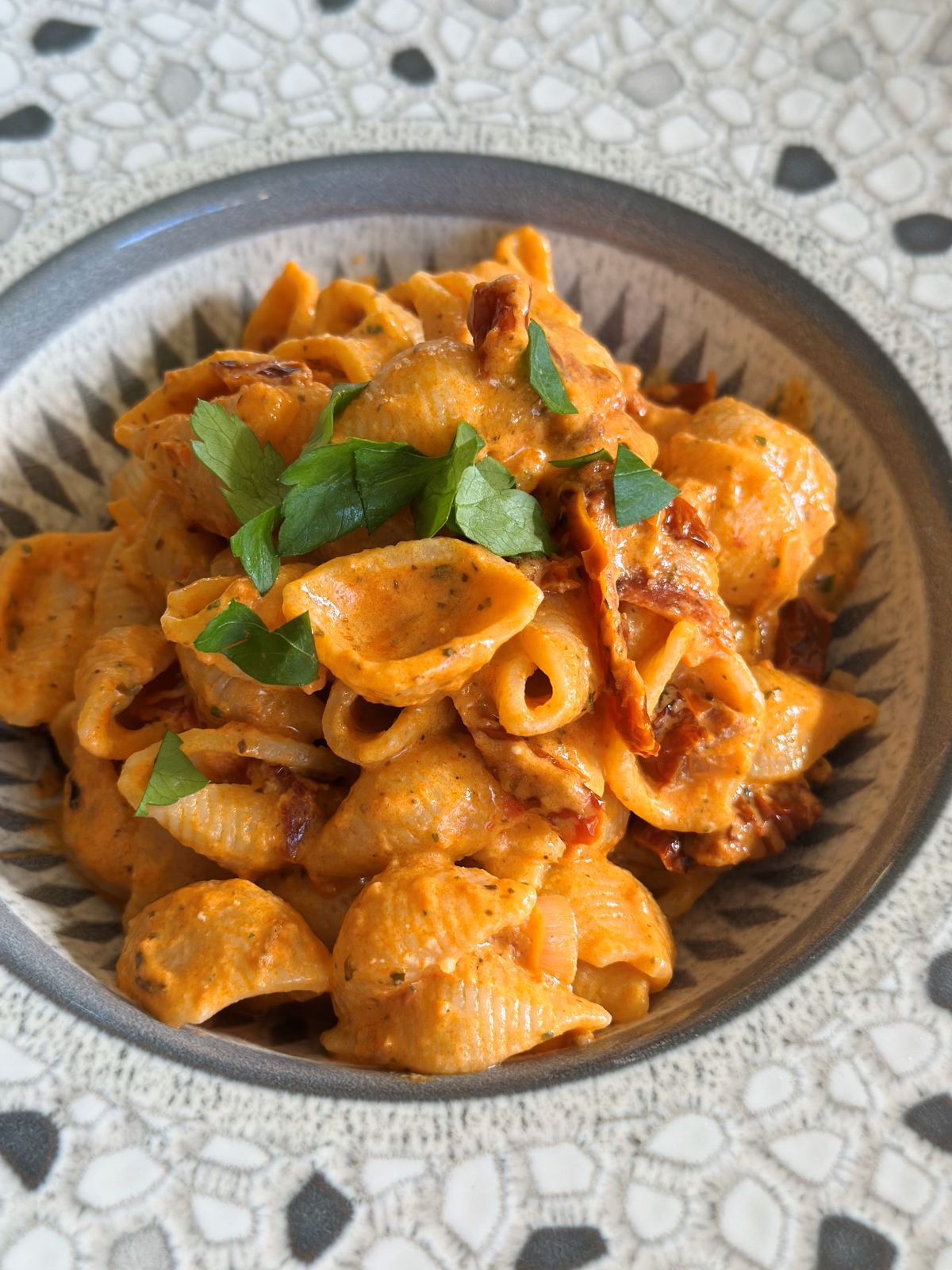 Pâtes au pesto rouge et fromage frais