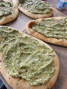 Etaler la crème de pesto sur le pain naan