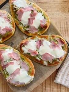 Pizza naan avec crème de pesto, mozzarella et jambon