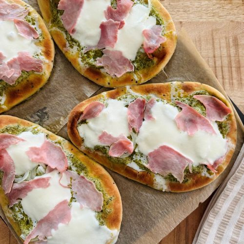 Naan au pesto, jambon et mozzarella