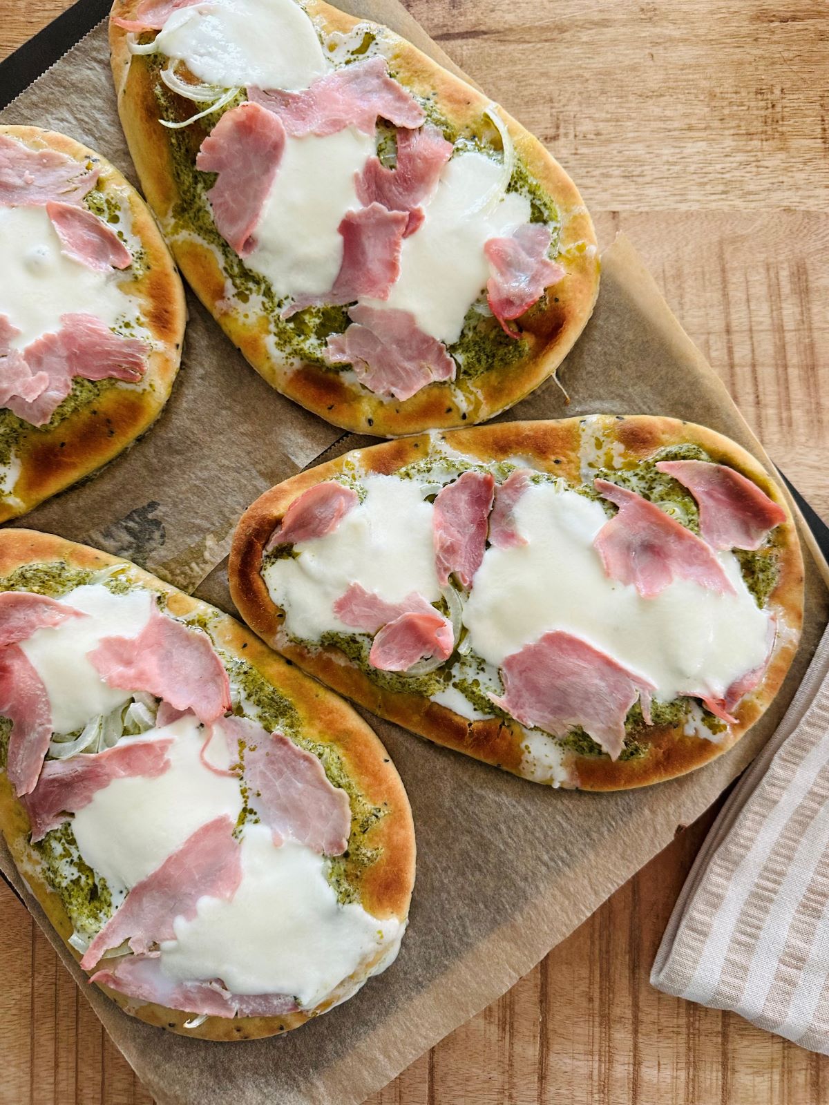 Naan au pesto, jambon et mozzarella