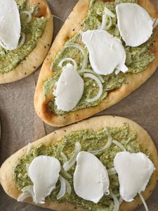 Naan au pesto et mozzarella