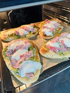 Cuisson de la pizza naan