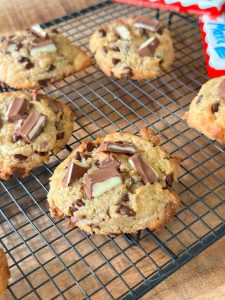 Déposer des morceaux de kinder sur les cookies