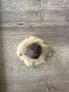 Pâte à cookies et boule de nutella congelée