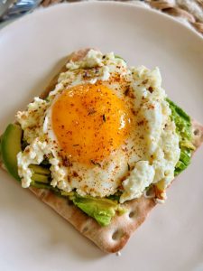 Pain grillé avec de l'avocat et un oeuf frit à la feta