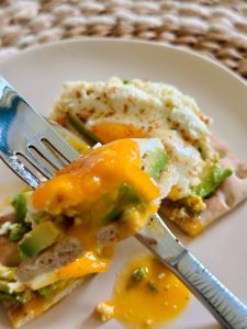 Pain suédois, avocat, citron vert, oeuf au plat à la feta