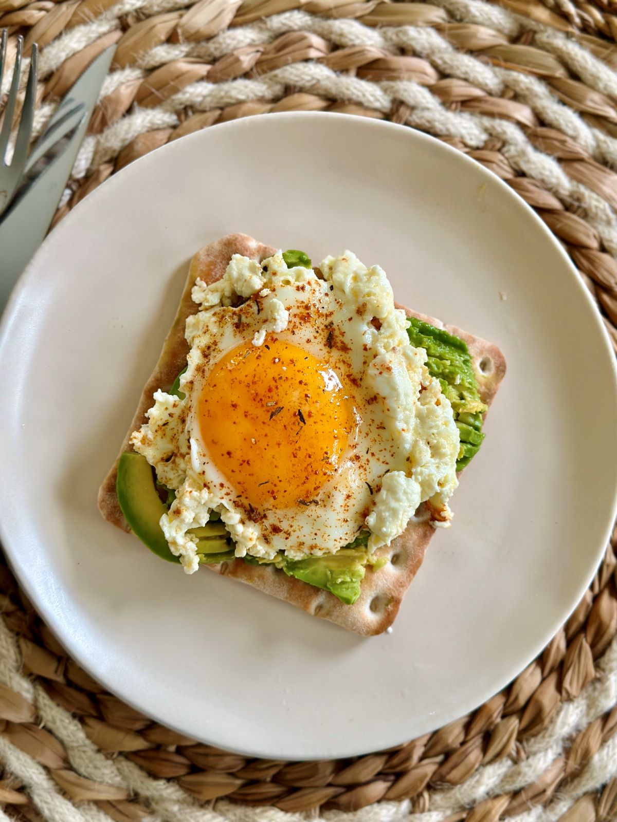 Oeuf frit à la feta sur pain suédois à l'avocat