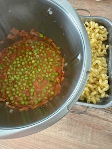 Sauce à la viande, tomate et petits pois pour les pâtes