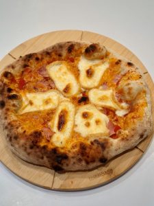 Pizza napolitaine avec jambon et maroilles