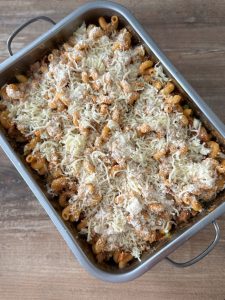 Saupoudrer de parmesan et mozzarella