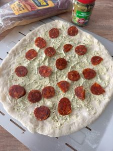 Déposer les rondelles d echorizo sur la crème ricotta-pesto