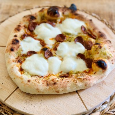 Pizza crème de pesto et ricotta, chorizo, mozzarella