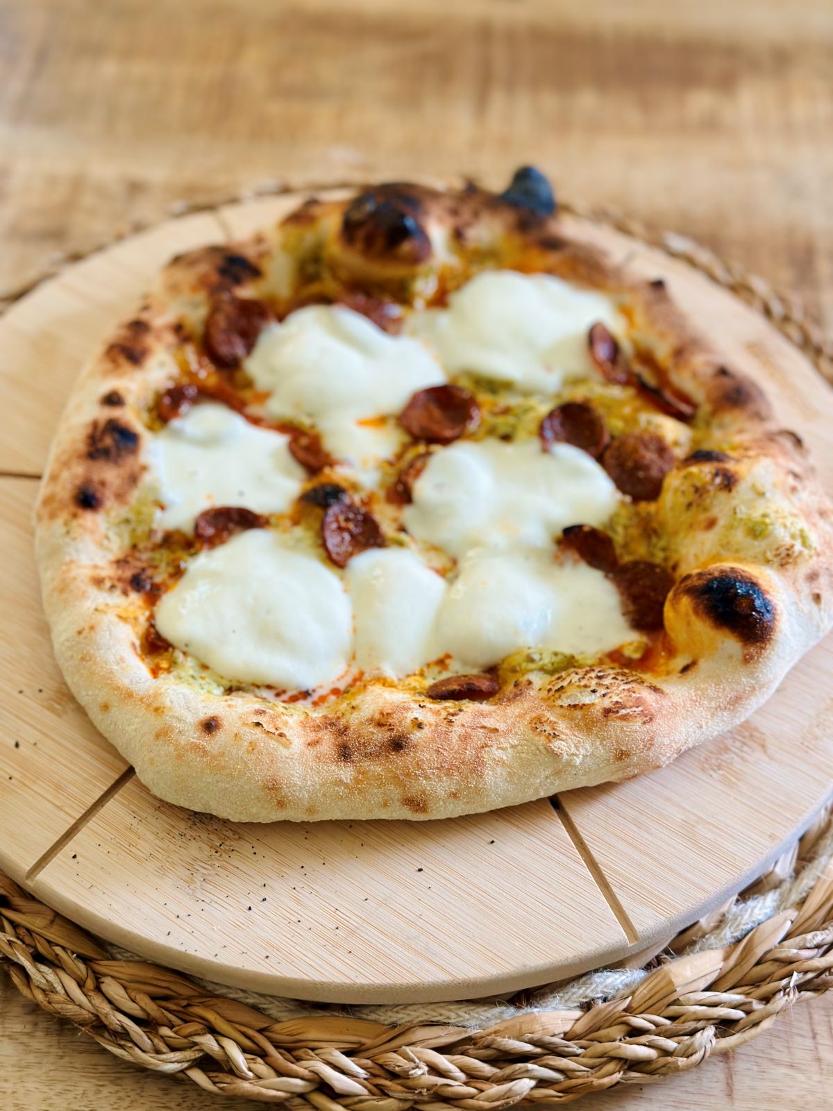 Pizza pesto-ricotta, chorizo, mozzarella