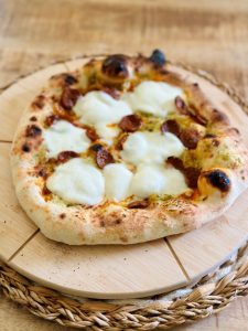 Pizza pesto chorizo et mozzarella