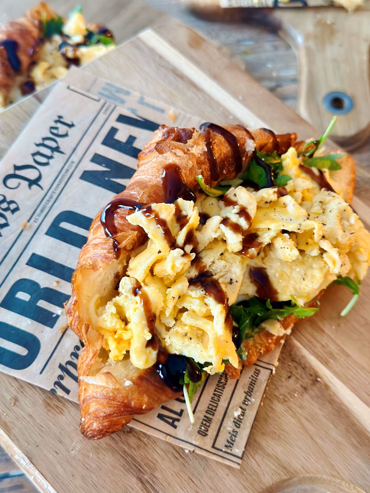 Croissant sandwich aux oeufs brouillés