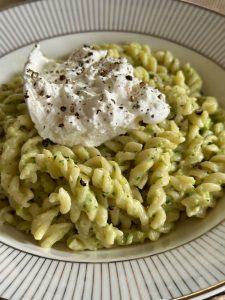 Pâtes, crème de courgette et burrata