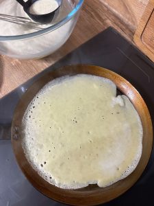 Cuisson des crêpes à la vanille sur plaque induction