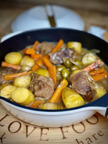 Tajine de boeuf au safran, carottes et olives vertes
