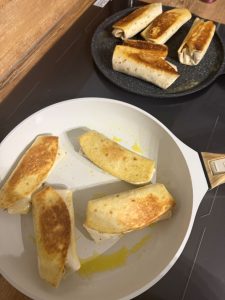 Poêler les burritos avec du beurre sur toutes les faces