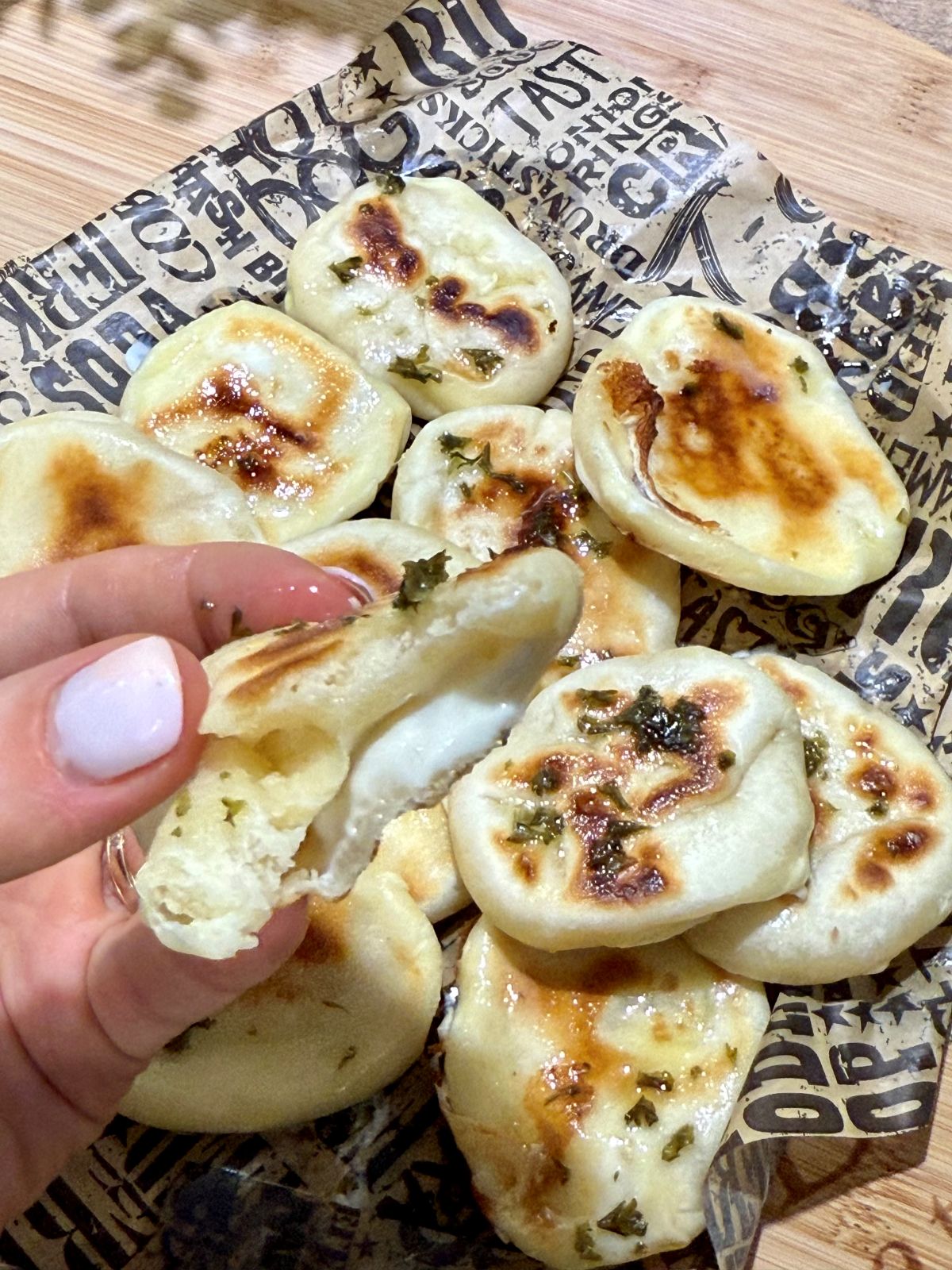 Mini cheese naans avec pâte à pizza et Vache qui rit