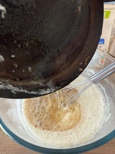 Verser le beurre noisette dans la pâte