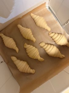 Croissants en chambre de pousse