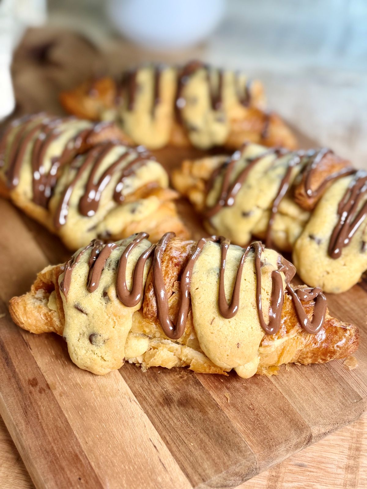 Croissant avec pâte à cookies dessus et dedans