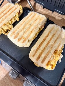 Mettre les paninis dans le grille-viande