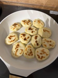Cuisson des mini cheese naans à la poêle