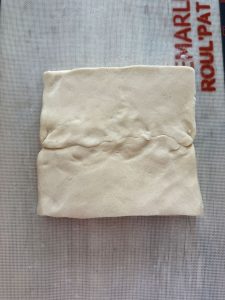 Couvrir le beurre des morceaux de détrempe