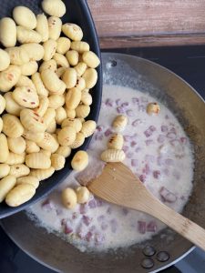 Gnocchis à poêler avec une sauce carbonara légère