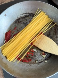 Huile d'olive, gousses d'ail, concentré de tomates et linguine