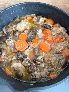 La blanquette de veau cuisinée en cocotte