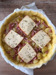 Tarte salée avec du fromage à raclette