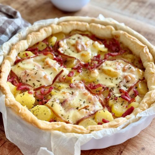 Tarte salée aux pommes de terre, lardons et raclette