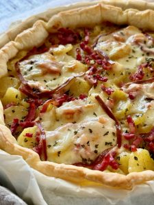 Pâte feuilletée, pommes de terre, lardons et raclette