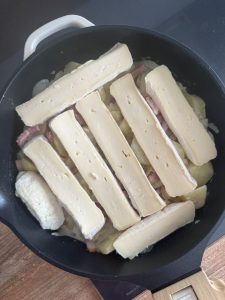Couper le fromage à tartiflette en lamelles épaisses