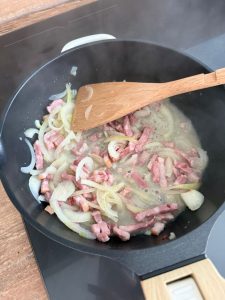 Cuire l'oignon, les lardons fumés et vin blanc