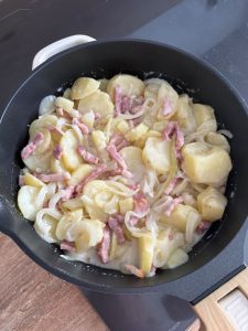 Mélanger avec les pommes de terre et la crème