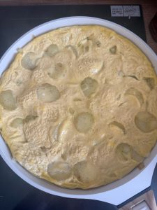Renverser la tortilla de patatas avec une assiette
