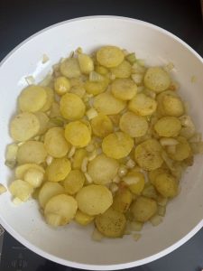 Faire revenir l'oignon et les rondelles de pommes de terre