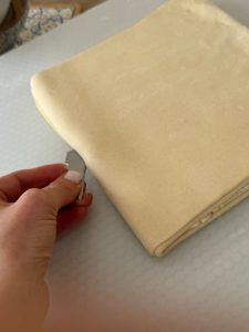 Inciser les bords de pâte à croissants